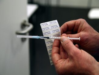 Impfspritze mit Impfstoff von Biontech, über dts Nachrichtenagentur