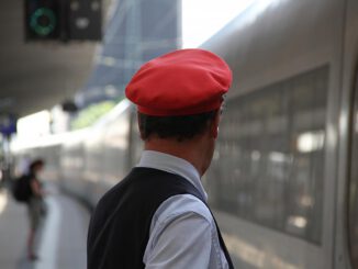 Zugschaffner am Bahnsteig, über dts Nachrichtenagentur
