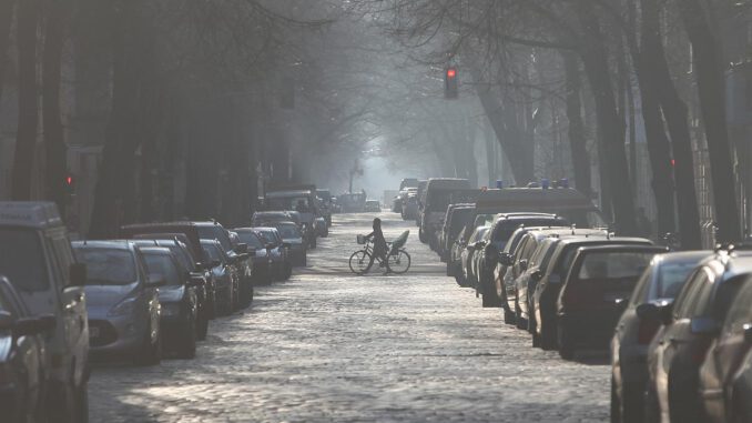 Parkende Autos in einer Straße, über dts Nachrichtenagentur
