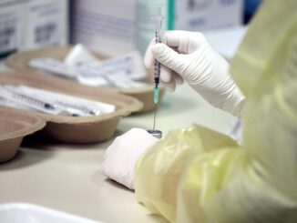 Impfspritze wird aufgezogen, über dts Nachrichtenagentur
