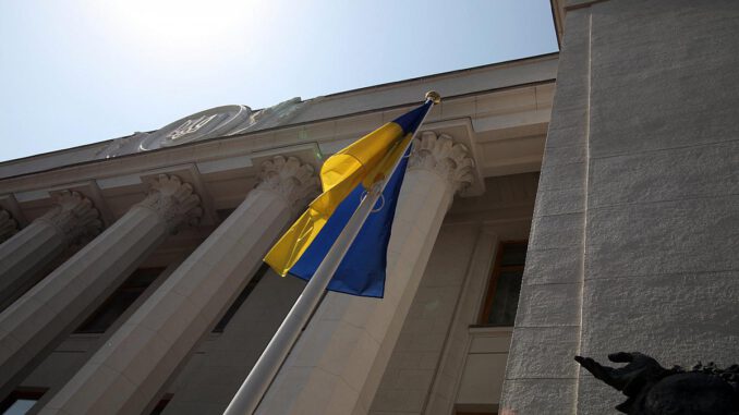 Ukrainische Flagge vor dem Parlament in Kiew, über dts Nachrichtenagentur