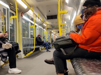 Fahrgäste mit Maske in einer U-Bahn, über dts Nachrichtenagentur