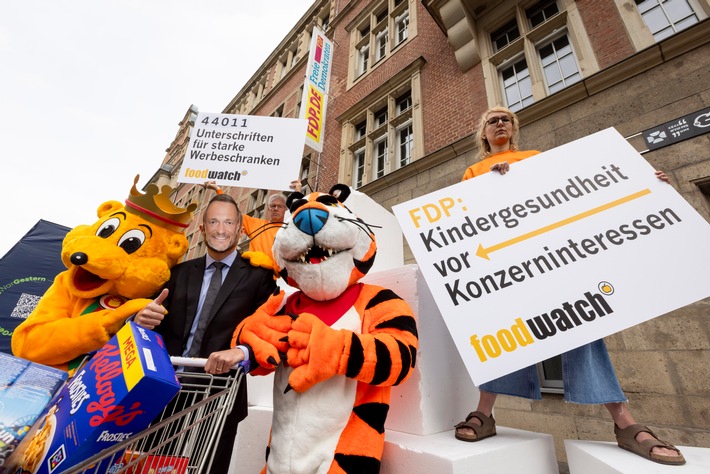 &quot;Kinder-Überzuckerungstag&quot;: foodwatch fordert wirksame Maßnahmen gegen Fehlernährung bei Kindern - FDP darf wichtiges Gesetz gegen Junkfood-Werbung nicht weiter blockieren