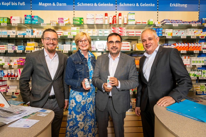 Bayerischer Gesundheitsminister Holetschek besucht PUREN Pharma &amp; SaniPlus Apotheke
