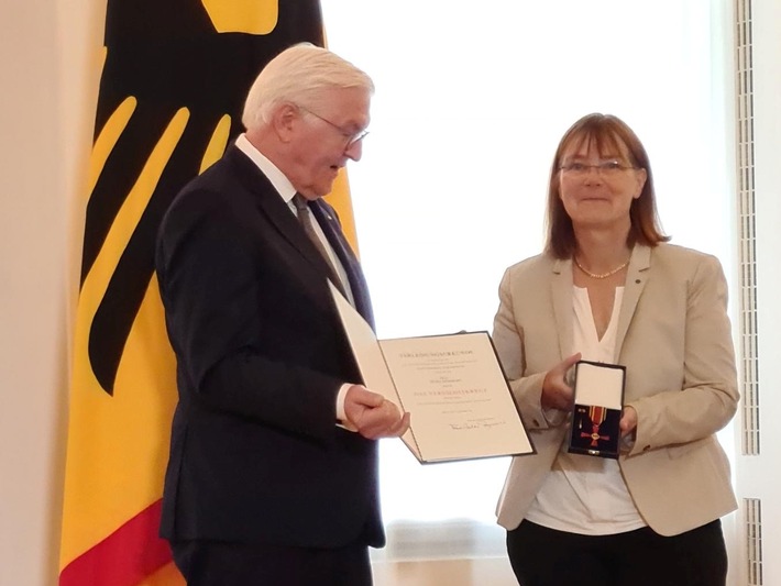 Bundesverdienstkreuz für Petra Densborn / Bundespräsident ehrt CJD Vorständin